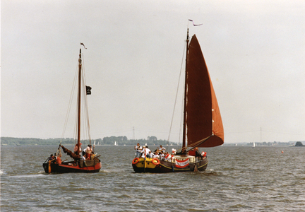 841715 Afbeelding van een zeilboot en een botter op het Eemmeer bij Spakenburg.